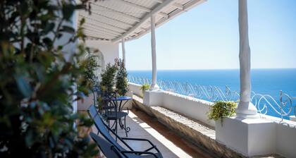 Romantic Suite sea view in Positano with FREE parking and WiFi, AC