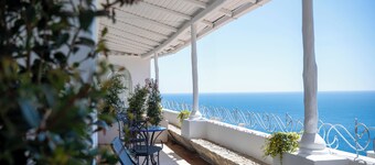 Romantic Suite sea view in Positano with FREE parking and WiFi, AC