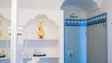 Bruser, hårtørrer, bidet, håndklæder