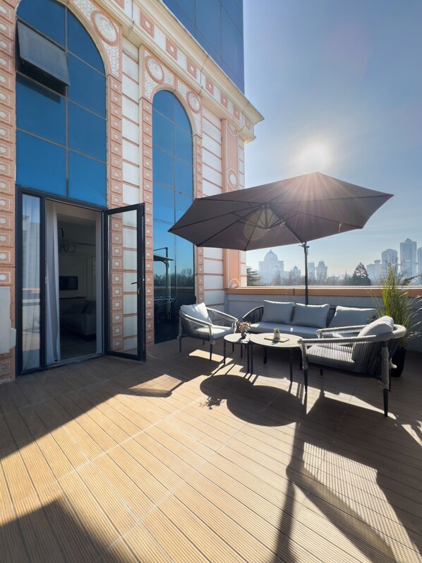 Terrace/patio - Luxurious & Spacious City-Centre Retreat with Breathtaking Views (Dushanbe)