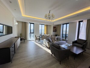 Smart TV - Luxurious & Spacious City-Centre Retreat with Breathtaking Views (Dushanbe)