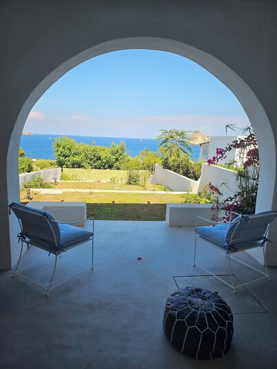 VILLA WITH GARDEN IN PANAREA 150 METERS FROM THE SEA, WITH AIR CONDITIONING AND WIFI