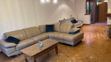 Televisie, een open haard en een stereo