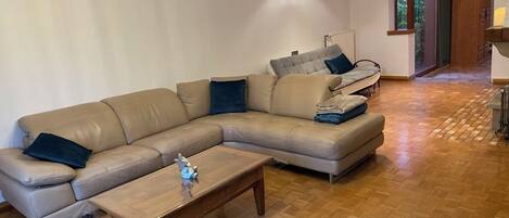 Fernseher, Kamin, Stereoanlage