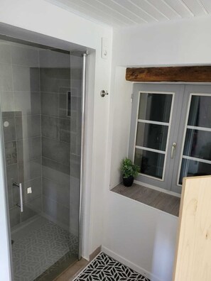 Dusche, Haartrockner, Handtücher, Toilettenpapier