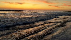 Una platja amb onades al capvespre.
