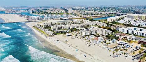 Una spiaggia nelle vicinanze
