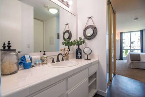 Dusche, Haartrockner, Handtücher