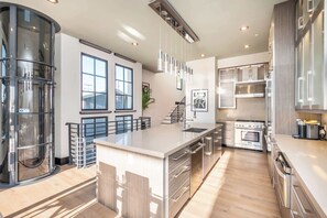 Fridge, microwave, oven, stovetop - Panoramic Sunset View Roof Deck | Walk to Beach! (Oceanside)