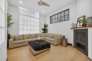 Televisión, chimenea y oficina