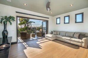 TV, fireplace, offices - Panoramic Sunset View Roof Deck | Walk to Beach! (Oceanside)