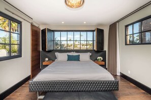 3 soverom, skrivebord, strykejern/-brett og reiseseng for barn