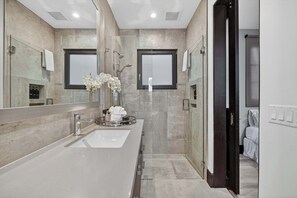Shower, hair dryer, towels, shampoo - Panoramic Sunset View Roof Deck | Walk to Beach! (Oceanside)