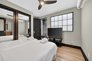3 bedrooms, desk, iron/ironing board, travel cot - Panoramic Sunset View Roof Deck | Walk to Beach! (Oceanside)