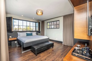 3 soverom, skrivebord, strykejern/-brett og reiseseng for barn