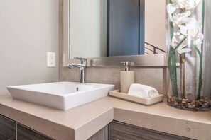 Dusj, hårføner og håndklær