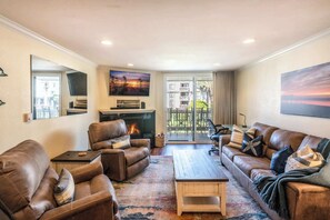 Televisie, een open haard, boeken en een kantoor