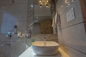 Shower, slippers, towels, soap - The Golden Castle Hotels (Dhari)