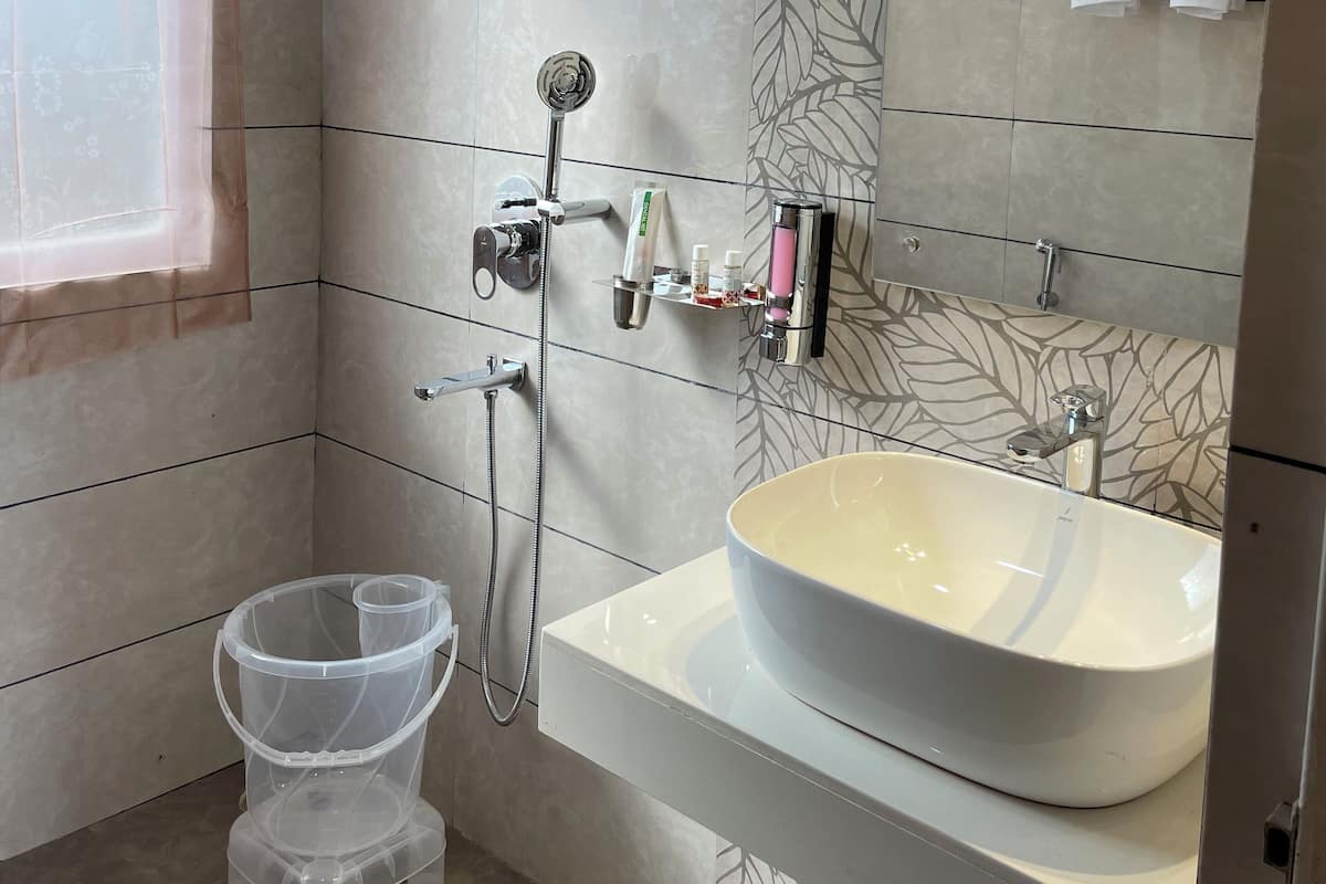Een douche, handdoeken, zeep, shampoo