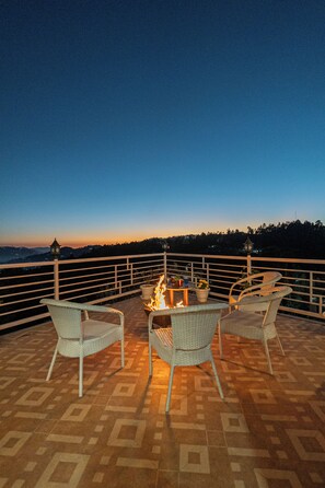 Terrace/patio - The Golden Castle Hotels (Dhari)