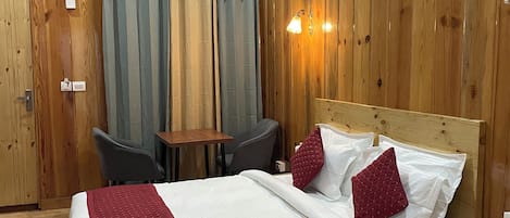 Castle Room | Desk, soundproofing, free WiFi