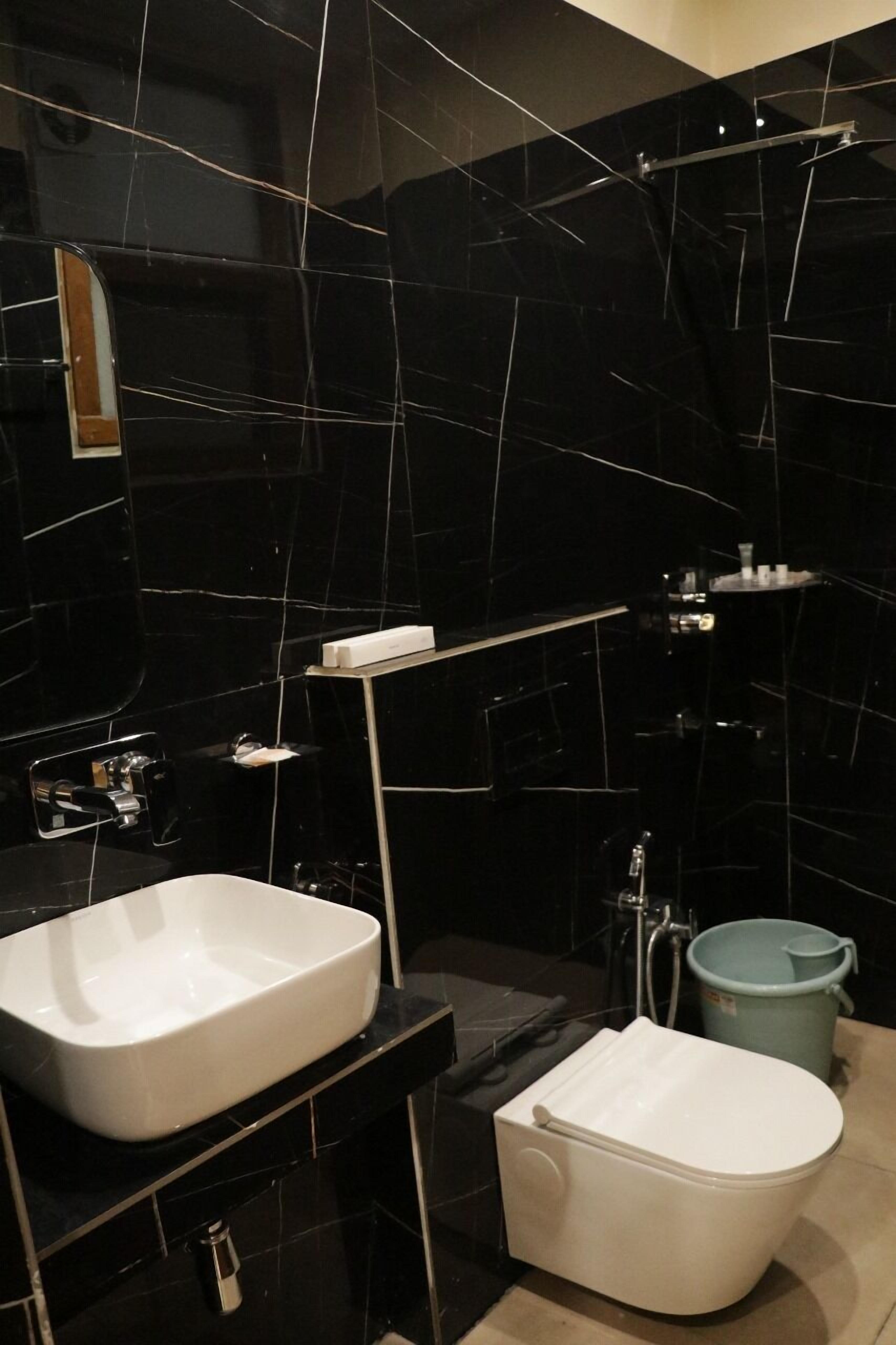 Habitación Deluxe, vistas a la ciudad | Baño | Ducha, toallas y jabón