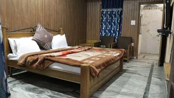 Deluxe-værelse - byudsigt | Skrivebord, arbejdsområde til bærbare computere, gratis Wi-Fi