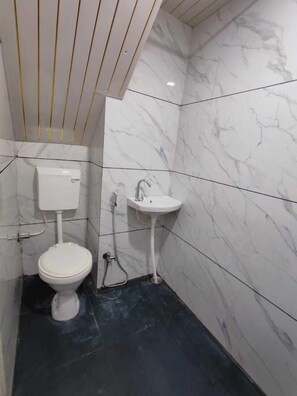 Super Deluxe AC Room | Bathroom - Hotel Sukoon Place (Ujjain)