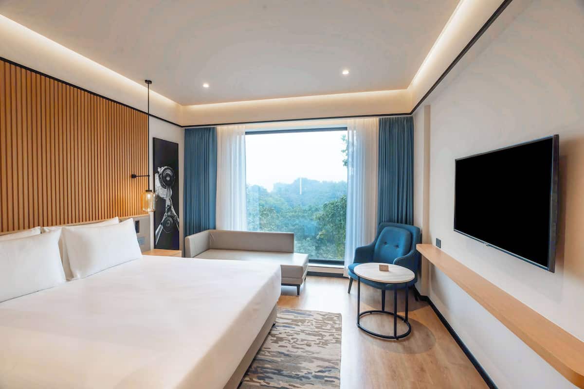 Deluxe Room | Minibar, in-room safe, soundproofing, iron/ironing board