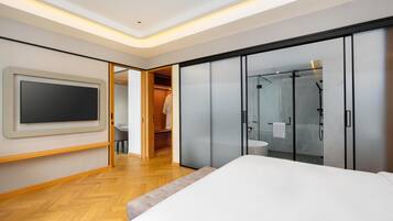 Executive Suite | Minibar, in-room safe, soundproofing, iron/ironing board