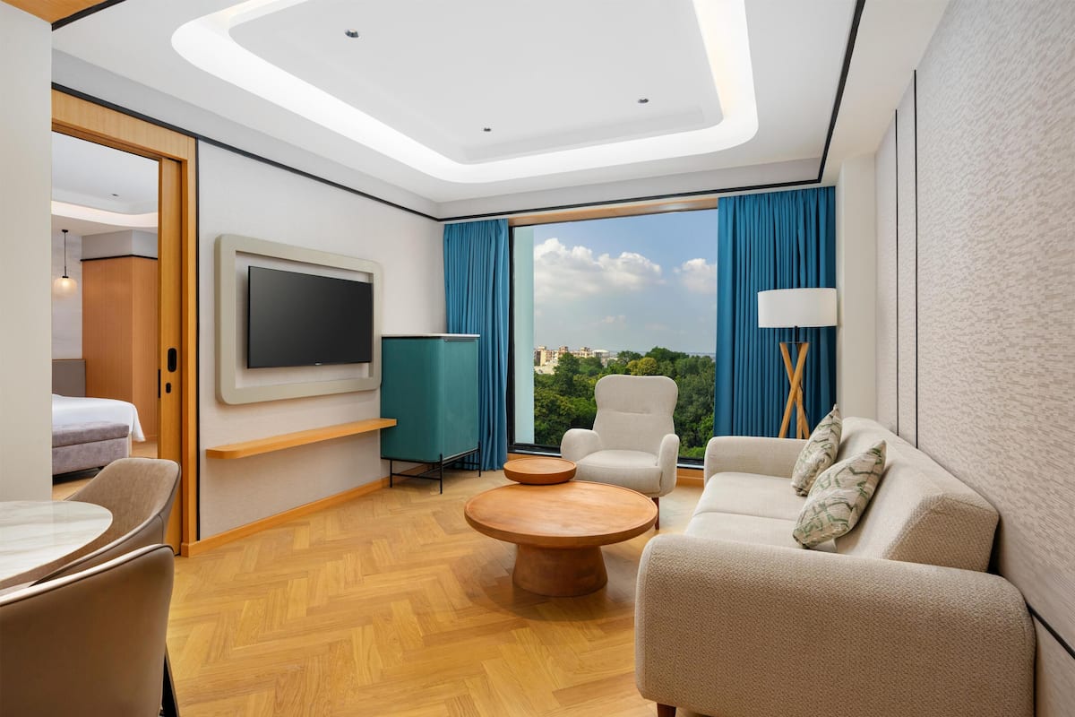 Executive Suite | Minibar, in-room safe, soundproofing, iron/ironing board