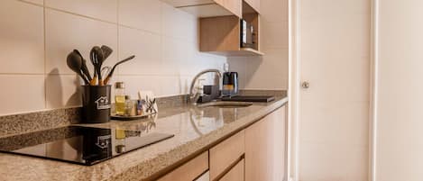 Coffee/tea maker, fridge, microwave, oven