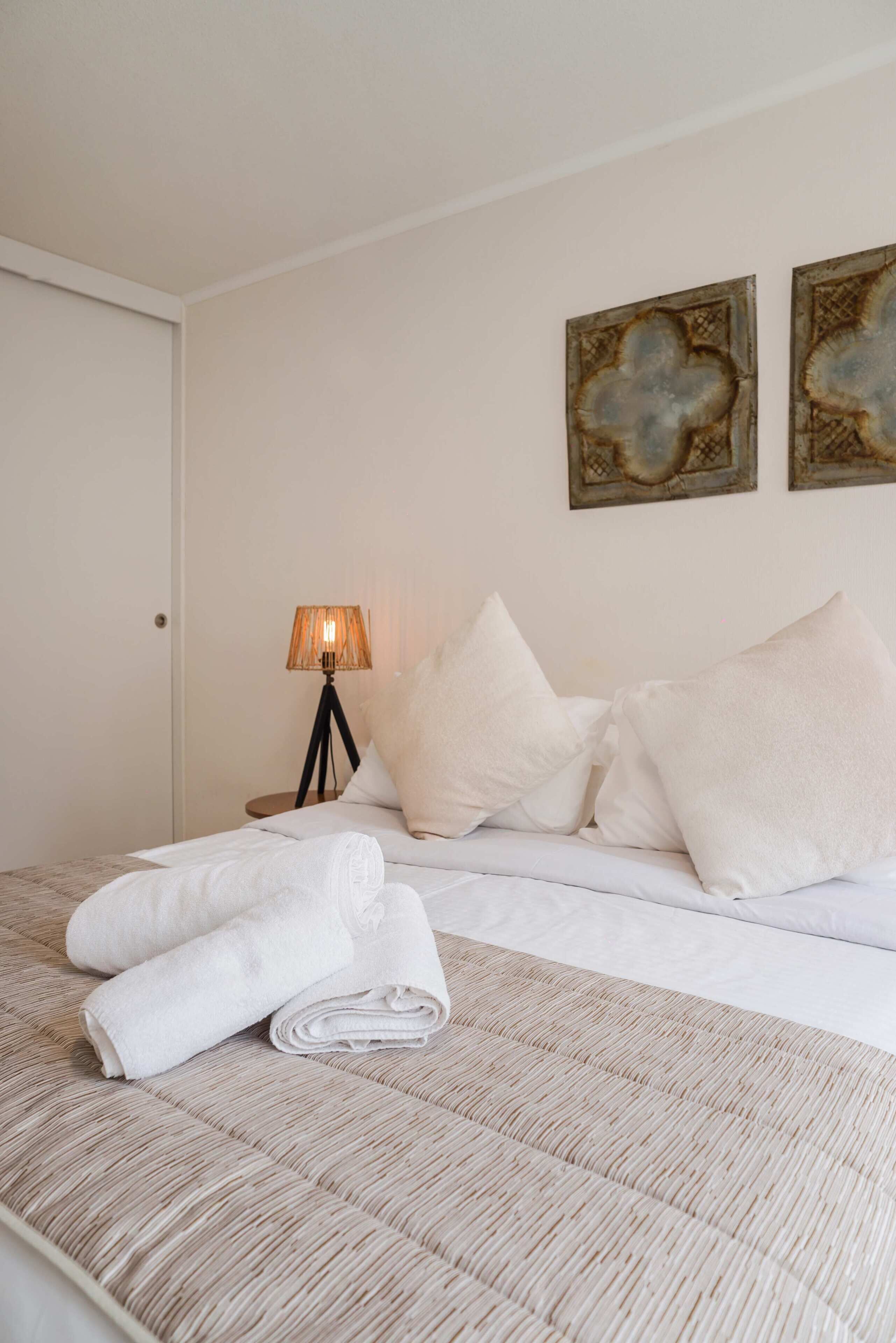 Tabla de planchar con plancha, wifi y ropa de cama 