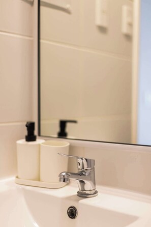 Regadera, secadora de cabello, toallas 