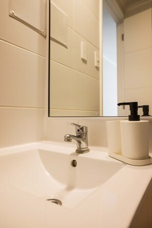 Douche, sèche-cheveux, serviettes fournies