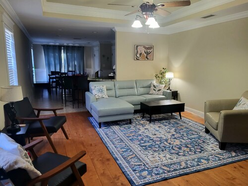 Modern home in quiet cul-de-sac near University of South Alabama!