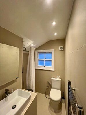 ヘアドライヤー、タオル、石鹸、トイレットペーパー