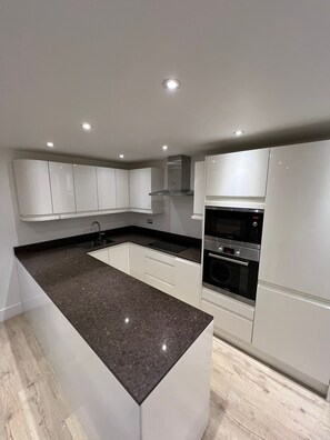 Fridge, microwave, oven, stovetop - Spacious 1-bed Central London flat, United Kingdom. Newly refurbished. (London)