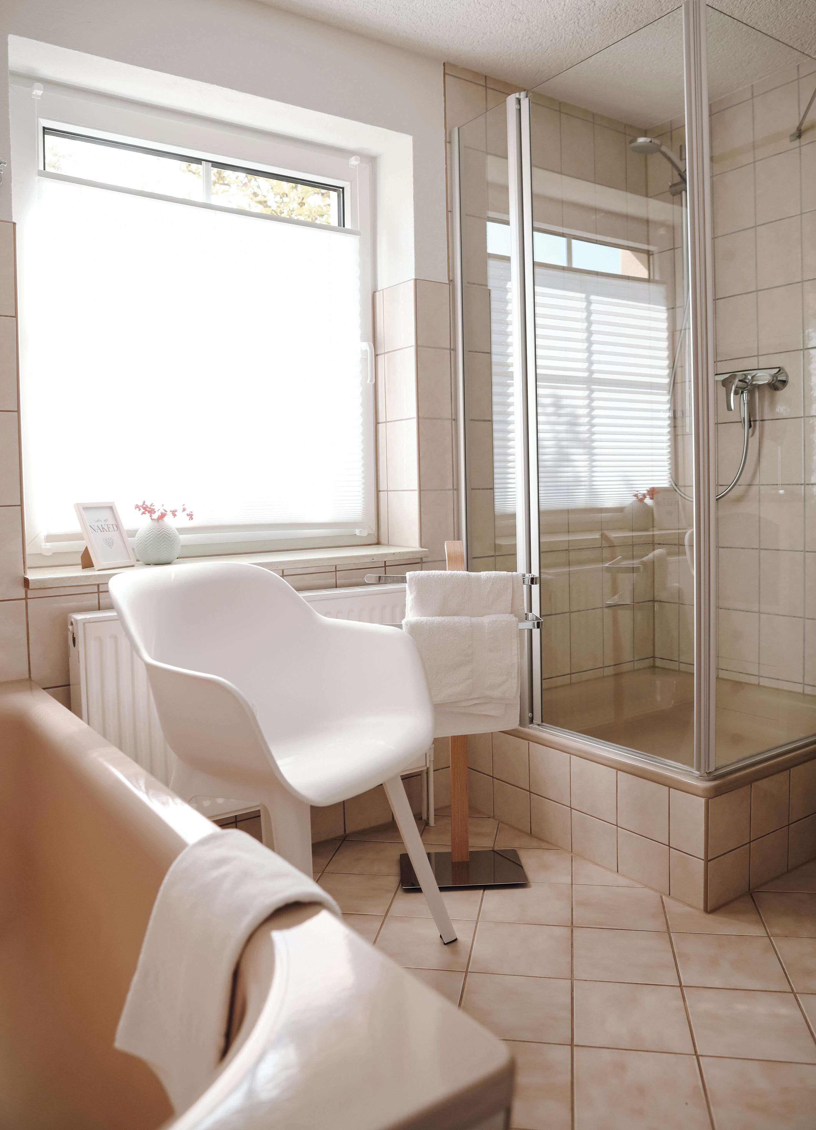 Sèche-cheveux, serviettes fournies, papier toilette