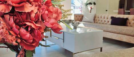 Télévision, cheminée, espaces bureaux