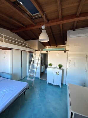 1 habitación, cuna de viaje y ropa de cama 