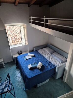 1 habitación, cuna de viaje y ropa de cama 