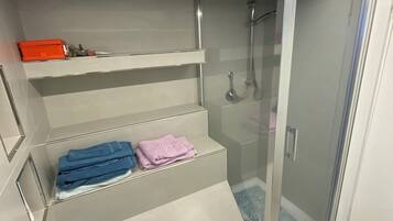 Bruser, hårtørrer, bidet, håndklæder