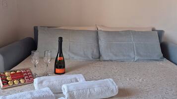 1 camera, culla da viaggio, lenzuola