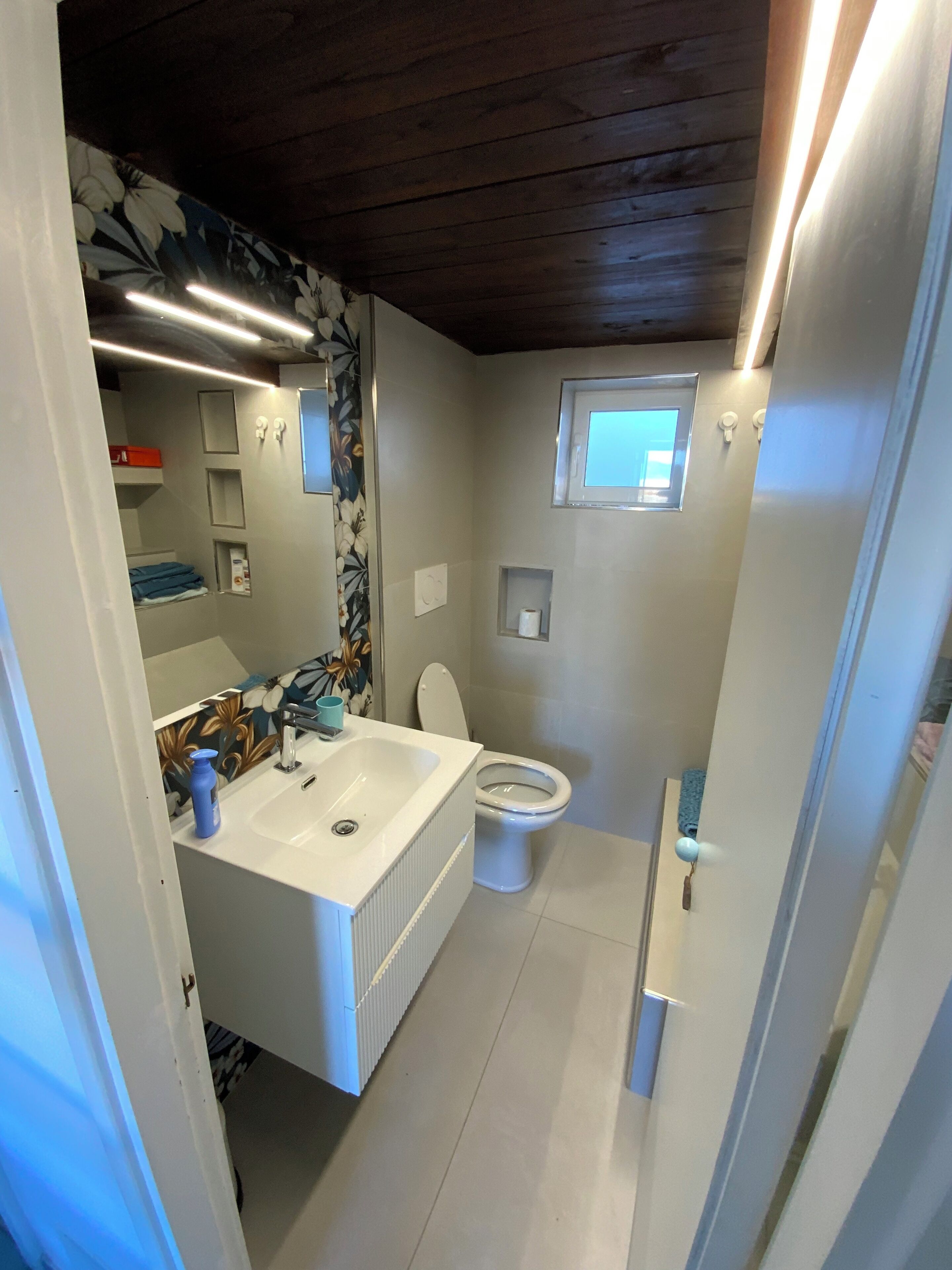 Douche, sèche-cheveux, bidet, serviettes fournies