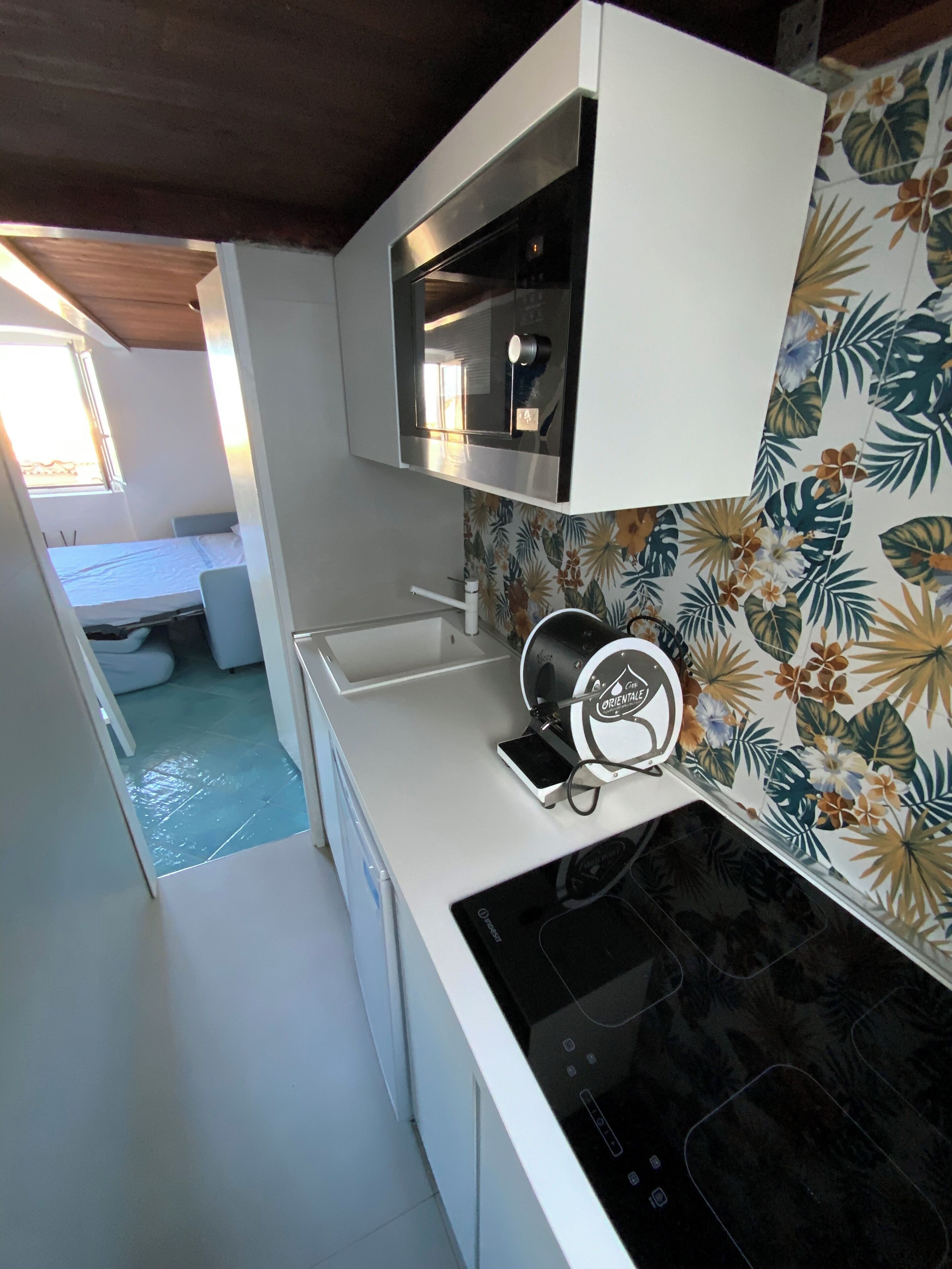 Kjøleskap, mikrobølgeovn, kokeplater og kjøkkenutstyr