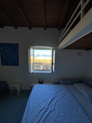 1 habitación, cuna de viaje y ropa de cama 