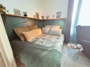 Iron/ironing board, travel cot, WiFi, bed sheets