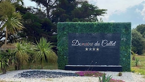 A sign for Domaine du Collet with a star rating. - Domaine du Collet (Les Moutiers-en-Retz)