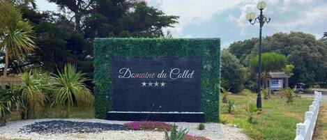 A sign for Domaine du Collet with a star rating.